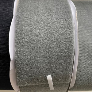 Può includere: Primo piano di un rotolo di nastro autoadesivo grigio. Il nastro è avvolto attorno a un nucleo bianco ed è pronto per essere utilizzato per una varietà di progetti.