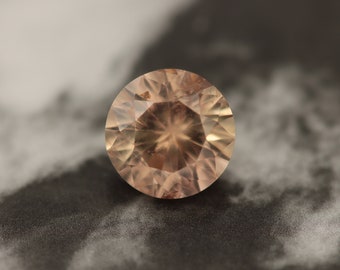 Precision cut 0.92ct Peachy-Pink Umba Sapphire