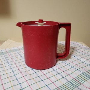 Terrific Vintage 1990&#39;s Burgundy Tupperware 1.5 Qt Servalier Pitcher #1575