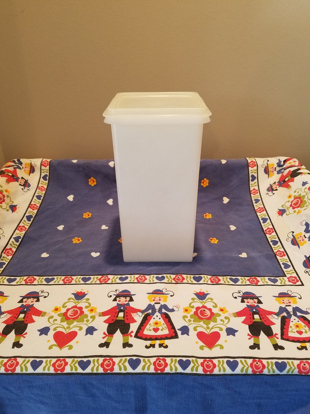 Vintage 1980's Tupperware Saltine Cracker Keeper Container 1314 With