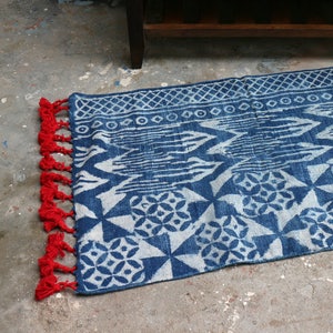 Handgewebter Handgewebter Indigo Teppich, Natürlicher Farbstoff, Kleiner Teppich, 5 x 3, Indigo/Weiß, Traditionelles Indisch, Roter Pom-Poms, Hell-Lebendig, Quasten, blau