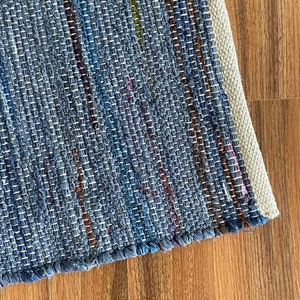 Handgemachter Stoffteppich, Klein, Baumwolle, Chindi Dhurrie, Traditioneller Indischer Teppich, Benutzerdefinierter Teppich, Nordisch, Blau, Bunt, Nachhaltig, Geschenke, Boho