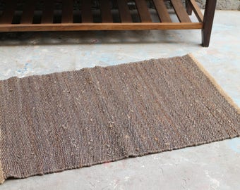 Handgewebter Dhurrie-Teppich aus Hanf in der Farbe Erdig, 60 x 100 cm