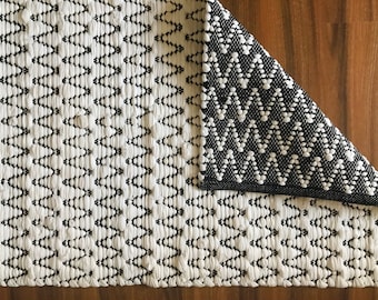 2 x 3 Reversible Handmade Rag Rug, Black and White, Chindi Rug, Dhurrie Rug, Small Rugs, Zig Zag Pattern, Cotton Rug, Geometry, Minimal, Dye