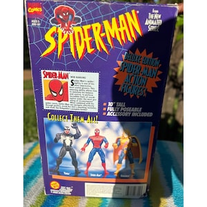 Puede incluir: Caja de figuras de acci&oacute;n de Spider-Man Deluxe Edition. La caja es morada con el logotipo de Spider-Man e im&aacute;genes de las figuras de acci&oacute;n. La caja mide 25,4 cm de alto, es totalmente articulada e incluye accesorios. &iexcl;Colecci&oacute;nalos todos!