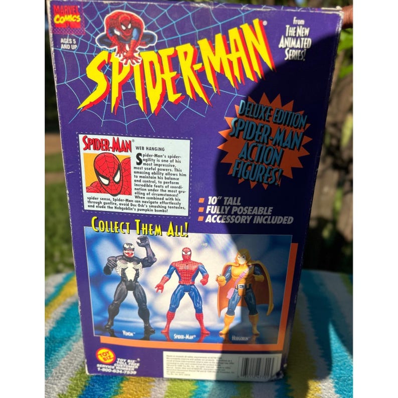 Puede incluir: Caja de figuras de acci&oacute;n de Spider-Man Deluxe Edition. La caja es morada con el logotipo de Spider-Man e im&aacute;genes de las figuras de acci&oacute;n. La caja mide 25,4 cm de alto, es totalmente articulada e incluye accesorios. &iexcl;Colecci&oacute;nalos todos!