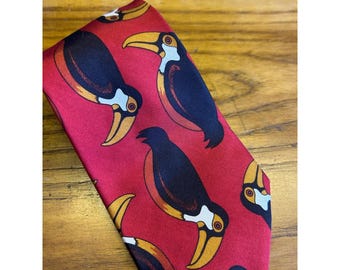 Corbata de seda Bubb Toucan para hombre, talla única, color rojo, tela italiana con estampado de aves tropicales.