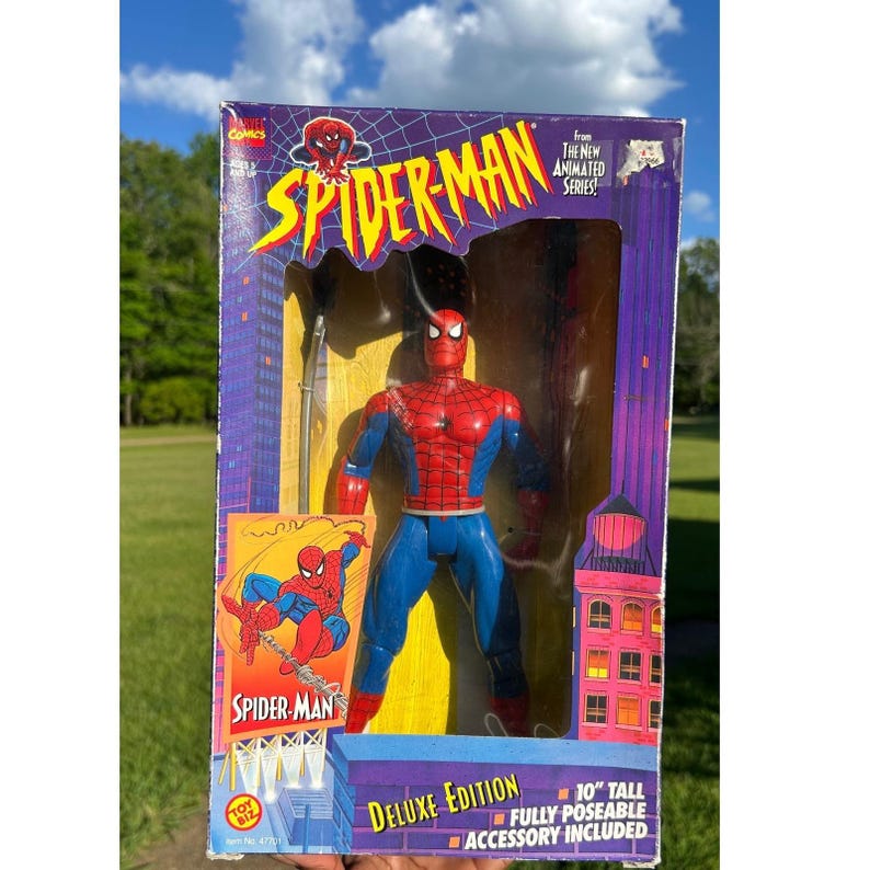 Puede incluir: Figura de acci&oacute;n de Spider-Man Deluxe Edition, de aproximadamente 25 cm de altura, en su embalaje original. La figura roja y azul es totalmente articulada e incluye un accesorio. La caja presenta el logotipo de Spider-Man y gr&aacute;ficos de la serie animada.