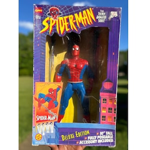 Puede incluir: Figura de acci&oacute;n de Spider-Man Deluxe Edition en su embalaje original. La figura mide 25,4 cm de altura y es totalmente articulada. El embalaje presenta el logotipo de Spider-Man y gr&aacute;ficos de la serie animada.