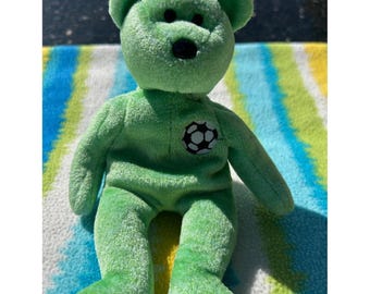 Peluche Ty Beanie Baby Kicks Soccer Bear para niños, talla única, color verde, vintage de 1999, descatalogado.