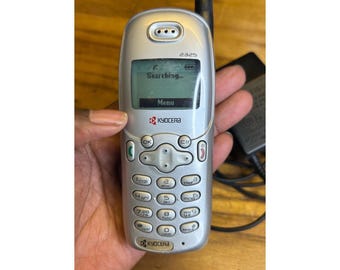 Telefono cellulare Kyocera 2325 Y2K argento nero vintage a forma di barretta di cioccolato con caricabatterie