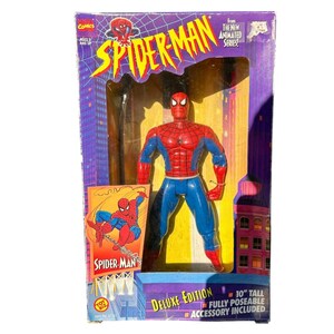 Puede incluir: Figura de acci&oacute;n de Spider-Man en su embalaje original. La figura es roja y azul, mide 25,4 cm de altura. La caja presenta el logotipo de Spider-Man y gr&aacute;ficos de la serie animada, con las palabras "Deluxe Edition" y "Fully Poseable".