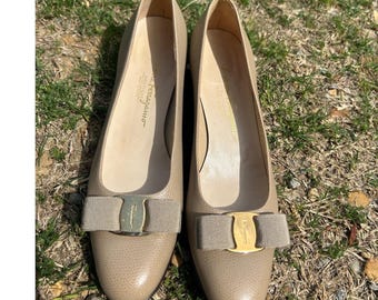 Zapatos de tacón Vara de Salvatore Ferragamo para mujer, talla 8.5 AA, piel granulada beige, lazo, buen estado.