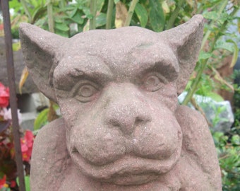 Gargoyle cane guardiano seduto casa e protettore del giardino in arenaria artificiale effetto antico H 58