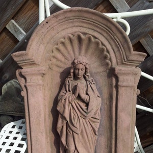 Mary praying sculpture saint in relief mural arch plate art sandstone antique look W 08