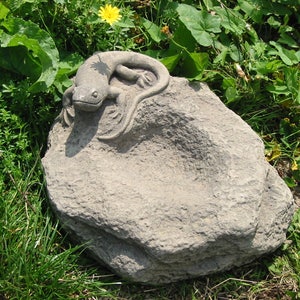 Birdbath drinking bowl lizard art sandstone antique look D 09