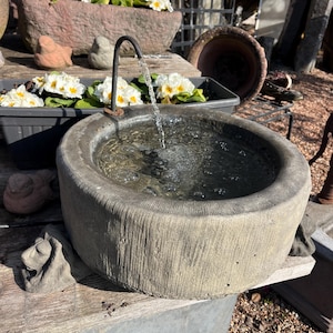 Brunnen Gartenbrunnen Trog Rund mit Pumpe + Füße Löwe Wasserspiel für Garten Haus Terrasse innen + außen Kunst Sandstein Antik Design J 17 F