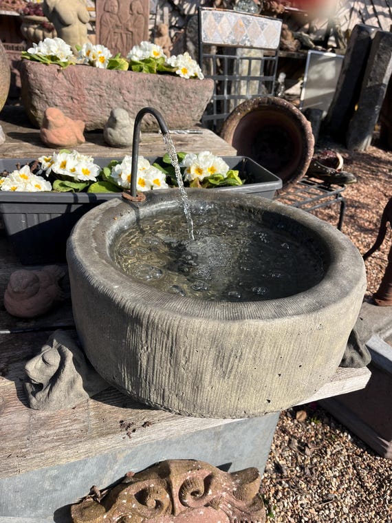 Brunnen Gartenbrunnen Trog Rund mit Pumpe + Füße Löwe Wasserspiel für Garten Haus Terrasse innen + außen Kunst Sandstein Antik Design J 17 F