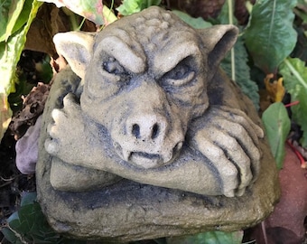 Gargoyle Hauswächter Dämonen Fenster Haus Wächter Hund denkend Skulptur Kunst Sandstein Antik Look F 26