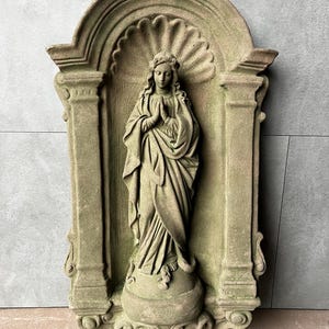 Heilige betende Maria Mutter Gottes betend Relief Wandbild Hausaltar mit Skulptur in Nische aus Kunst Sandstein im Vintage Antik Design W 08