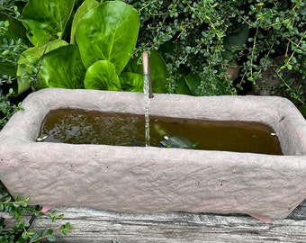 Fontein, tuinfontein, trog, stenen trog, groot, pomp, koperen buis, waterornament voor tuin, huis, terras, kunst, zandsteen, antiek, natuursteen, stijl J 23