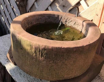 Garten Terrasse Haus Brunnen Trog Rund klein mit Pumpe Gartenbrunnen Kunst Sandstein Antik Look J 17