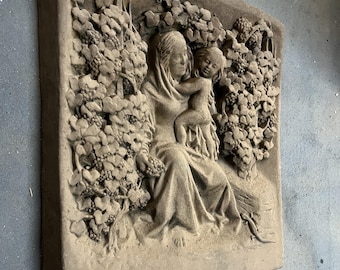 Heilige Maria Mutter Gottes mit Kind Skulptur im Weinberg Weinstock Weinrebe Relief Wandbild aus Kunst Sandstein Antik Look Vintage W 29