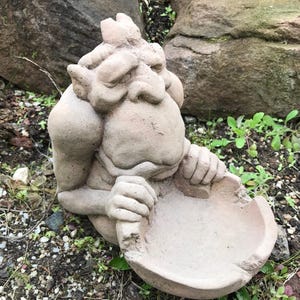 Cinzeiro com tigela de gárgula feito de arenito artificial com aparência antiga H 77