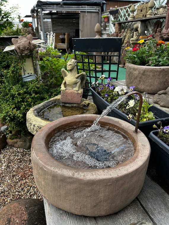 Brunnen Gartenbrunnen Trog Rund Pumpe Wasserspiel für Garten Haus Terrasse innen + außen aus Kunst Sandstein Antik Design Vintage Look J 17