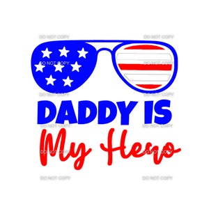 Puede incluir: Un diseño de bandera estadounidense rojo, blanco y azul con gafas de sol y el texto "Daddy is My Hero".