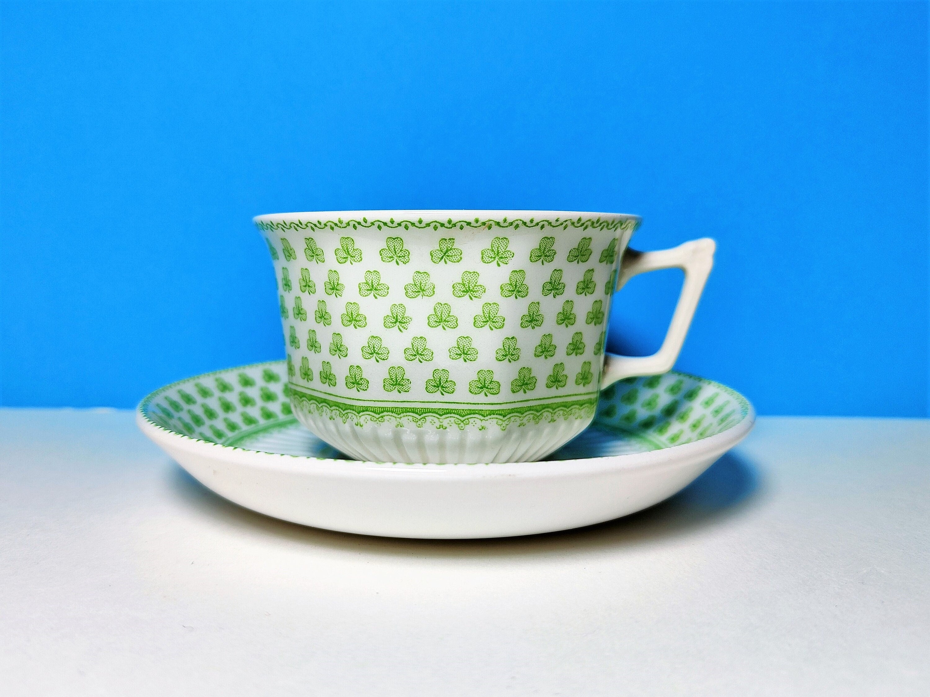 Tasse et Soucoupe 1950, en Porcelaine Anglaise Adams, Modèle Shamrock Blanc Vert