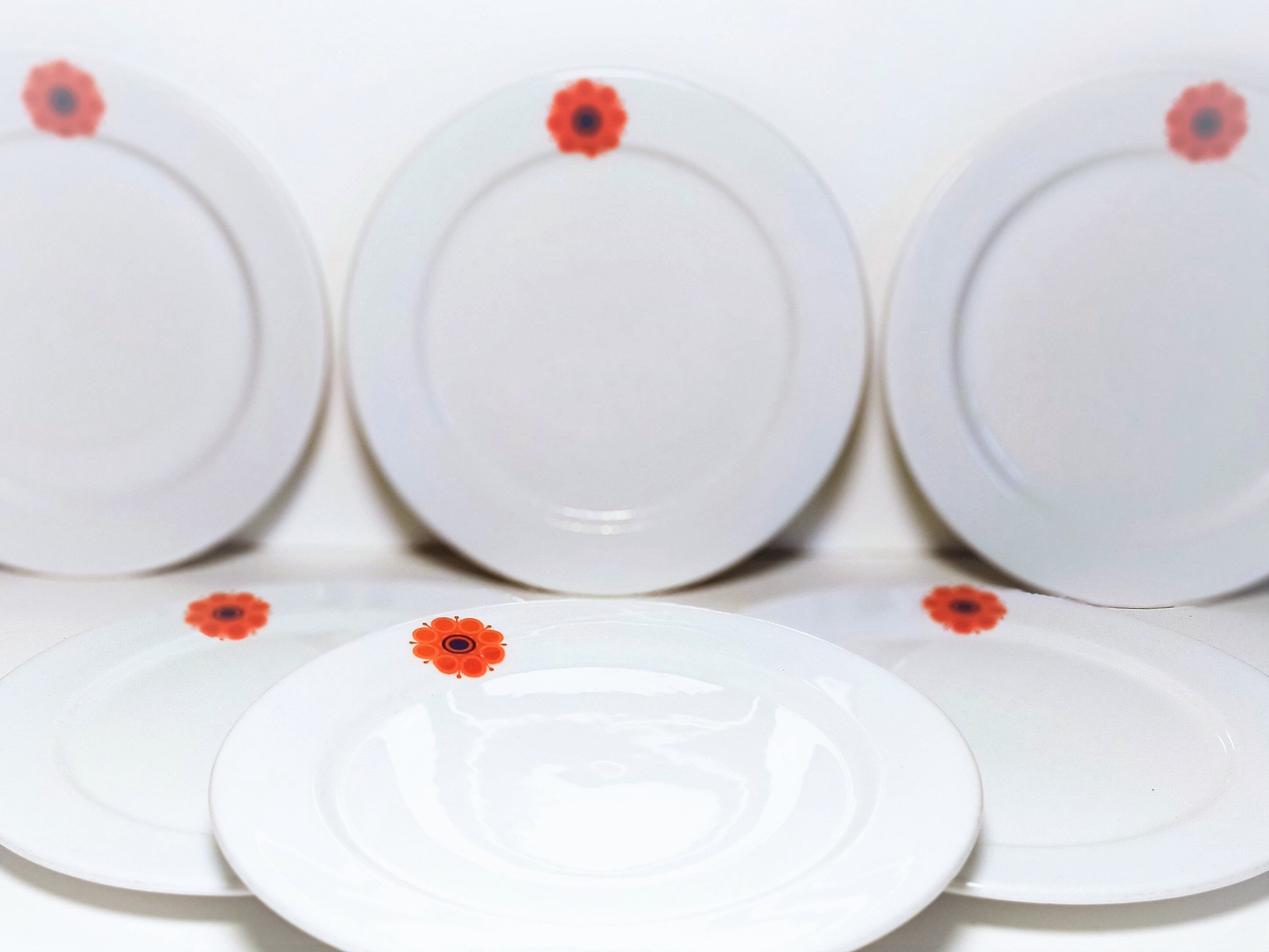 Assiette plate 'Comedia Red' blanc en arcopal - L'Incroyable