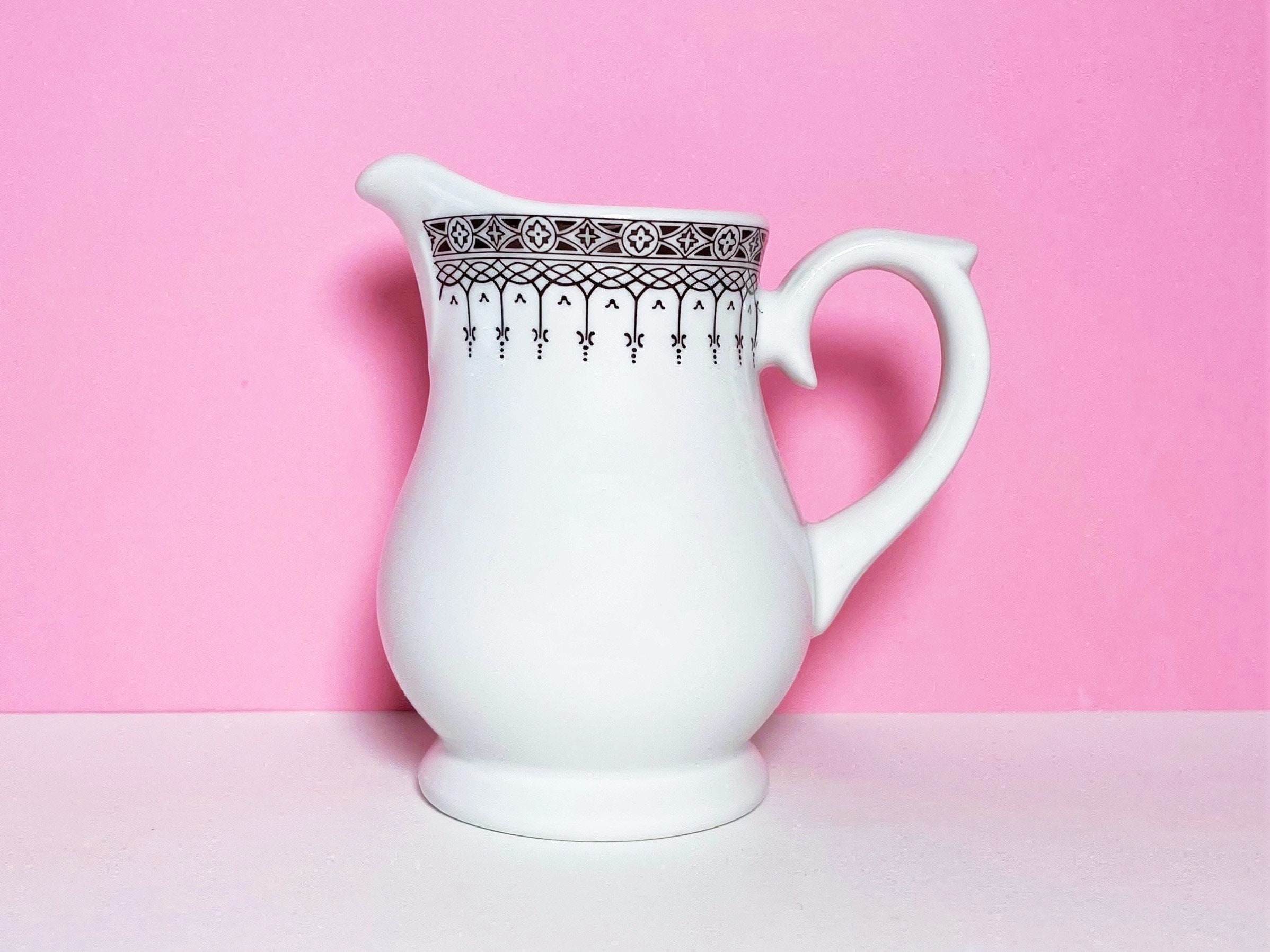 Ravissant Petit Pot Verseur en Porcelaine Churchill England