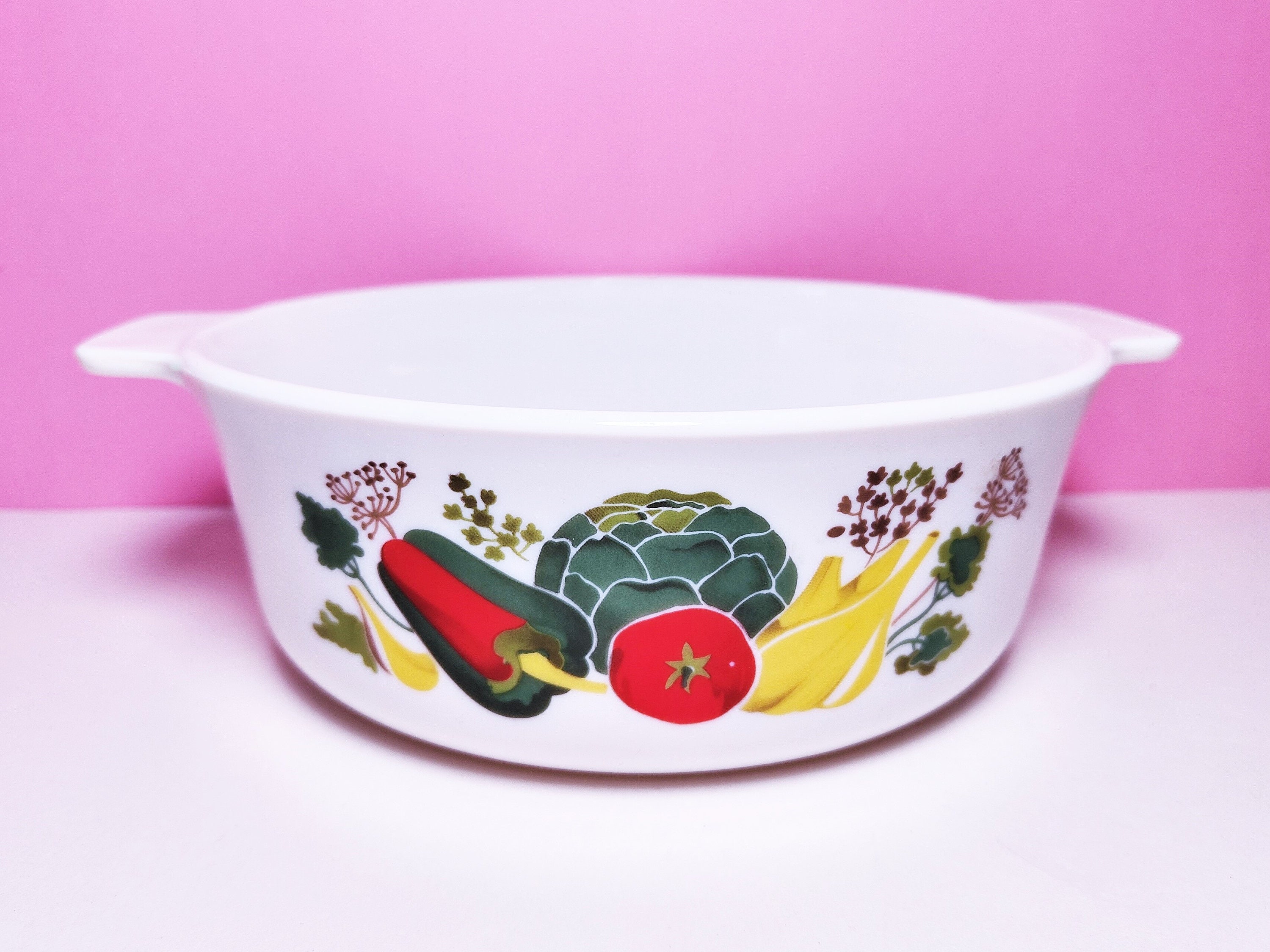 Cocotte Ronde Basse Sovirel Pyrex, Décorée de Légumes, Années 70