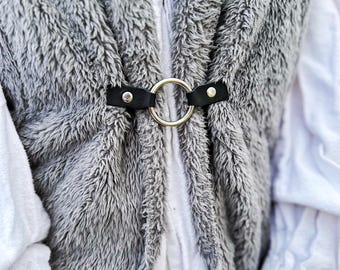 Pinza para vestido / Pinza para suéter con anillo plateado y cuero negro / Broches únicos para ropa / Pinza para chal / Cápsula Steampunk Minimalista Versátil 073