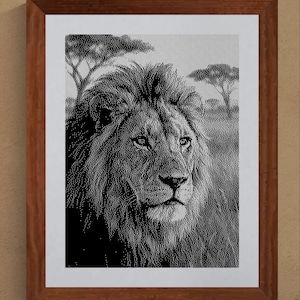 Puede incluir: Una impresión artística en blanco y negro realizada con puntos que muestra un retrato detallado de un león. El león aparece de perfil frente a un paisaje de sabana con dos acacias al fondo. La obra está dentro de un marco de madera marrón oscuro.