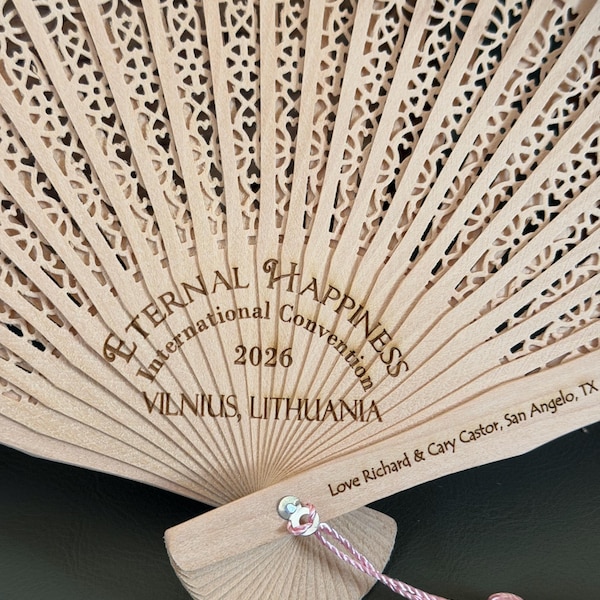 Abanico de mano de sándalo personalizado: Regalo de la Convención Internacional JW con grabado floral