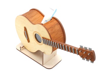 Tirelire guitare. Cadeau pour les guitaristes et les mélomanes. Décor en bois. Authentique prototype de mini-guitare.