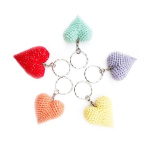 Liefdescadeau met gehaakt hart. Hartvormige sleutelhangers in regenboogkleuren. Sleutelaccessoires met zacht hart.