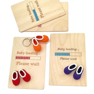 Set regalo personalizzato per i neo genitori. Regalo per la festa del baby shower.  Portachiavi con mini stivaletti e divertente carta di legno