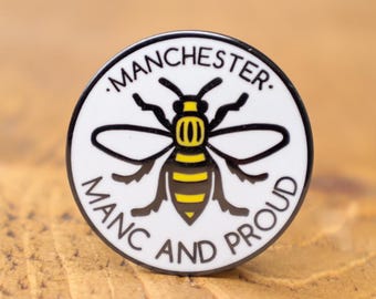 Spilla smaltata con ape operaia di Manchester Manc and Proud - Spilla in metallo senza nichel - Prodotto nel Regno Unito - Mancunian