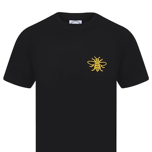 Op de afbeelding: Zwart T-shirt met een gele geborduurde bij op de linker borst.