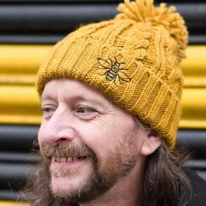 Senfgelbe grobstrick Bienen Beanie mit Bommel - gestickte Worker Bee Logo Mancunian Hipster Geschenk Strickwaren gemütlich