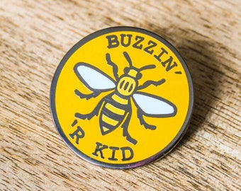 Buzzin' R' Kid Enamel Pin Badge | Nickel-Free Metal Brooch | Mancunian Gift UK Banter Funny Pin Gift for Sibling Retro Manchester Bee