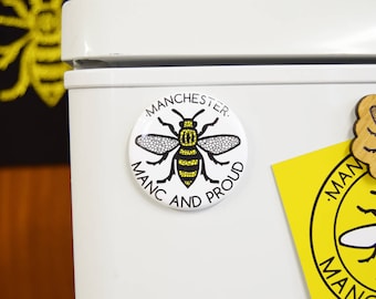 Manc and Proud Mosaic Bee Magnet • Magnes na lodówkę Manchester Bee • Prezent z Manchesteru • Dekoracja Northern Pride • Wyprodukowano w Wielkiej Brytanii Pamiątka