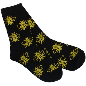 Puede incluir: Calcetines negros con un patrón repetido de abejas amarillas.