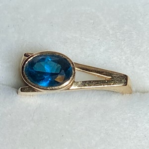 Unique 14K Yellow Gold Modernist Bezel Set Blue Spinel Ring~Size 4 1/2