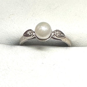 Vintage 10K White Gold Pearl Ring with Diamond Accent Stones~Size 6