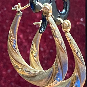 Gorgeous 10K Yellow Gold Pierced Hoop Earrings~Diamond Cutting