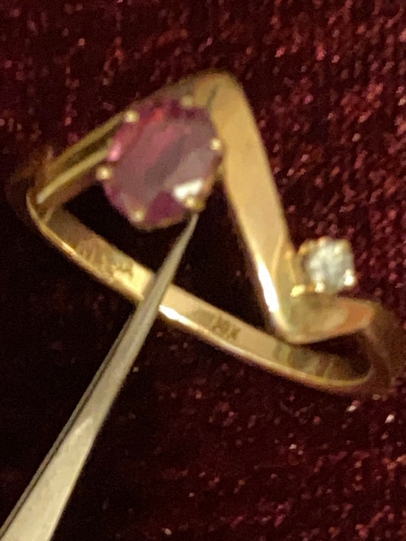 14K Yellow Gold Zigzag Chevron Ruby Ring with Acc… - image 7
